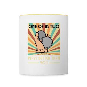 Einer Von Uns Beiden Spielt Besser Boule Als Du - Tasse zweifarbig - Weiß/Gelb - Vorne