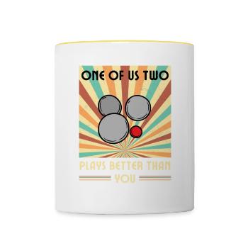 Einer Von Uns Beiden Spielt Besser Boule Als Du - Tasse zweifarbig - Weiß/Gelb - Vorne