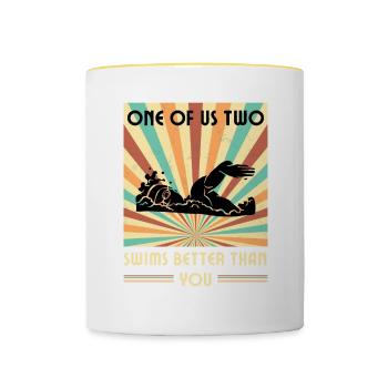 Einer Von Uns Beiden Schwimmt Besser Als Du - Tasse zweifarbig - Weiß/Gelb - Vorne
