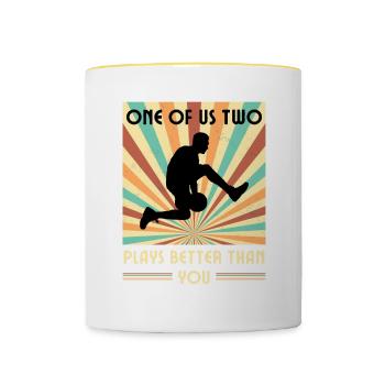 Einer Von Uns Beiden Spielt Besser Basketball - Tasse zweifarbig - Weiß/Gelb - Vorne