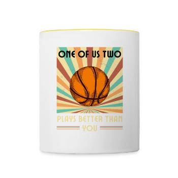 Einer Von Uns Beiden Spielt Besser Basketball - Tasse zweifarbig - Weiß/Gelb - Vorne