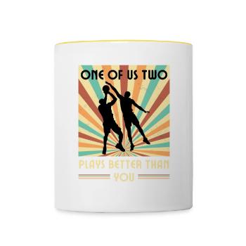 Einer Von Uns Beiden Spielt Besser Basketball - Tasse zweifarbig - Weiß/Gelb - Vorne