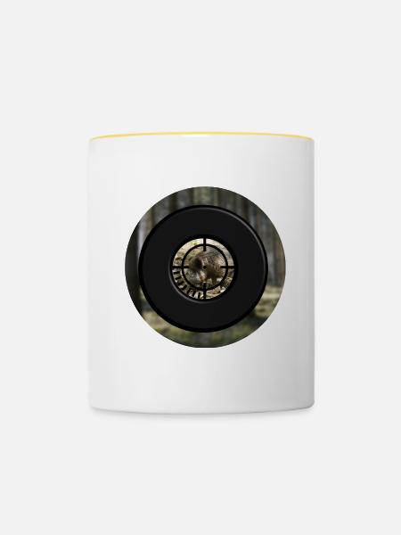 Ein Keiler durch das Zielfernrohr - Tasse zweifarbig - Weiß/Gelb
