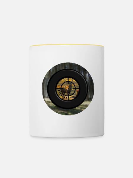 Ein Hirsch durch das Zielfernrohr - Tasse zweifarbig - Weiß/Gelb
