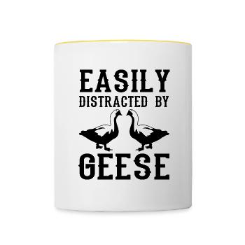 Distrait par les oies, mignon oiseau, oie, dicton - Mug contrasté - blanc/jaune - Devant