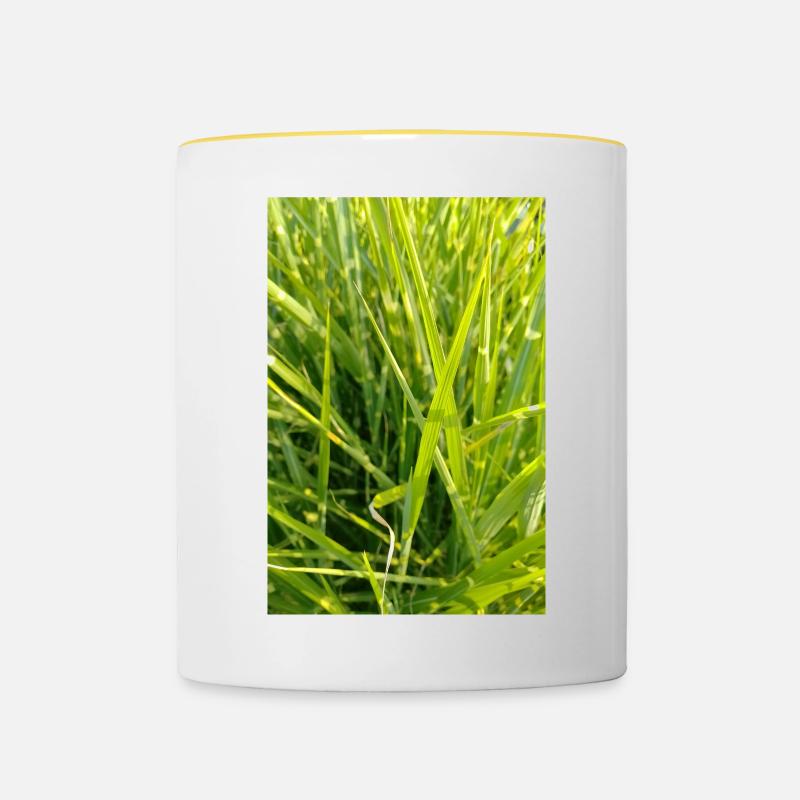 Gros plan sur l’odeur de l’herbe - Mug contrasté - blanc/jaune