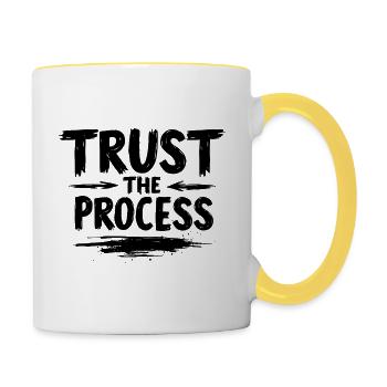 Trust the Process Schriftzug mit Pfeilen Grafik - Tasse zweifarbig - Weiß/Gelb - Rechts