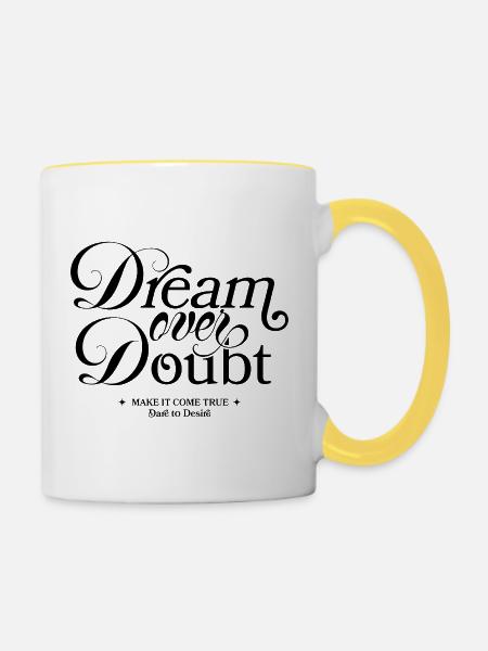 Kalligraphie Schriftzug Dream Over Doubt - Tasse zweifarbig - Weiß/Gelb