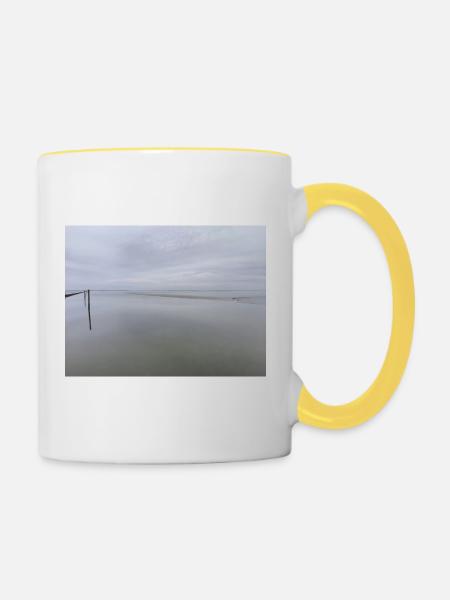 Stiller Meeresufer mit Himmelreflexion - Tasse zweifarbig - Weiß/Gelb