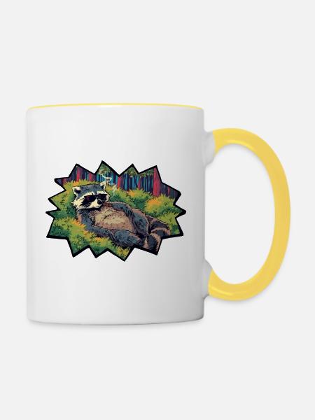 Entspannter Waschbär im Farbwald - Tasse zweifarbig - Weiß/Gelb