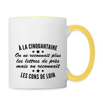 à la Cinquantaine on ne reconnaît les Cons de loin - Mug contrasté - blanc/jaune - Droite