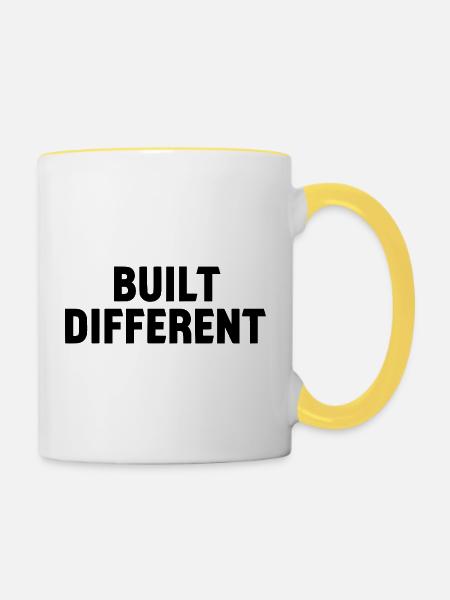 Built Different Statement Schriftzug - Tasse zweifarbig - Weiß/Gelb