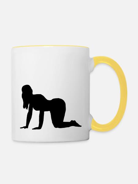 Frau knieend - Tasse zweifarbig - Weiß/Gelb