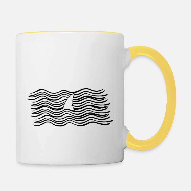 Aileron de requin dans la mer - Mug contrasté - blanc/jaune