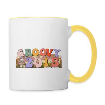 Groovy seit 2015 Retro Hippie 8. Geburtstag - Tasse zweifarbig - Weiß/Gelb - Rechts