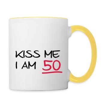 kiss me i am 50 birthday (de) - Tasse zweifarbig - Weiß/Gelb - Rechts
