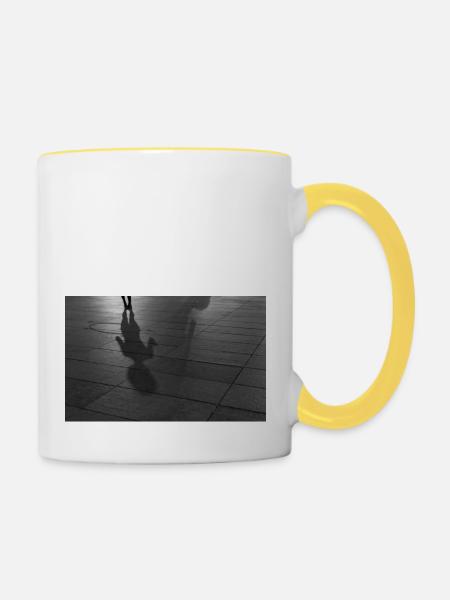 Tanzender Schatten - Tasse zweifarbig - Weiß/Gelb