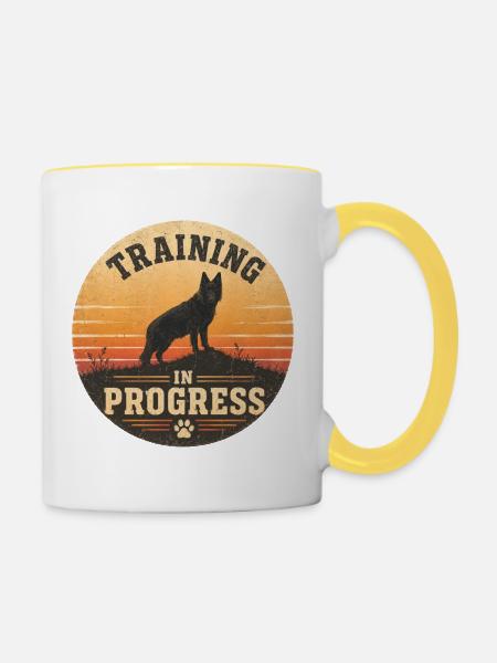 Training in Progress - Tasse zweifarbig - Weiß/Gelb