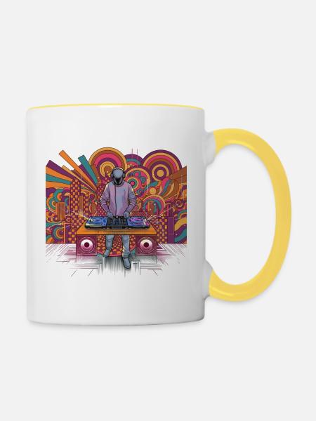 Futuristischer DJ im psychedelischen Hintergrund - Tasse zweifarbig - Weiß/Gelb