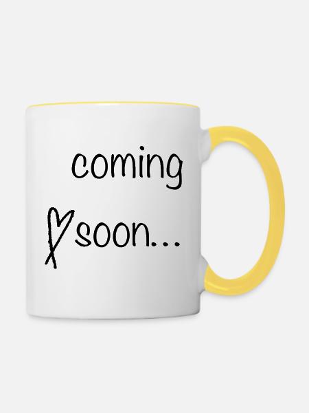 Coming Soon Schriftzug - Tasse zweifarbig - Weiß/Gelb