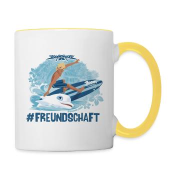 Zoom Der Weiße Delfin Yann Surft Im Meer - Tasse zweifarbig - Weiß/Gelb - Rechts