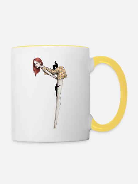 Frau Groß Klettern Männer Surrealismus  - Tasse zweifarbig - Weiß/Gelb