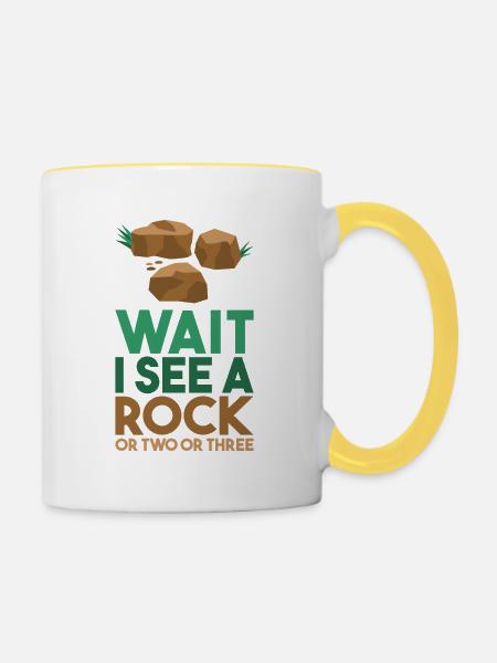 Wait I See A Rock - Tasse zweifarbig - Weiß/Gelb