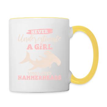 Never Underestimate A Girl Who Loves Hammerheads S - Tasse zweifarbig - Weiß/Gelb - Rechts
