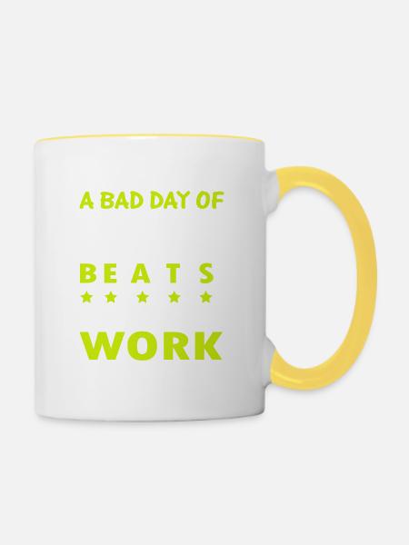 golf beats work - Tasse zweifarbig - Weiß/Gelb
