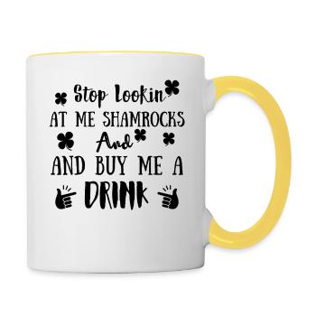 Hören Sie auf, mich zu sehen Kleeblätter und kaufen Sie mir einen Drink - Tasse zweifarbig - Weiß/Gelb - Rechts