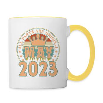 Mai 2023. Cadeau d’anniversaire mai 2023. May 2023 - Mug contrasté - blanc/jaune - Droite