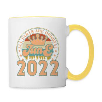 Juni 2022. Geburtstagsgeschenk Juni 2022. Juni - Tasse zweifarbig - Weiß/Gelb - Rechts