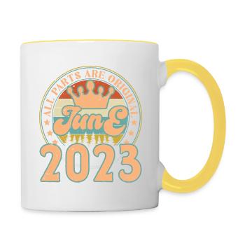 Juin 2023. Cadeau d’anniversaire juin 2023. June - Mug contrasté - blanc/jaune - Droite