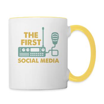 Das Erste Soziale Medium Funkgerät Mikrofon Retro - Tasse zweifarbig - Weiß/Gelb - Rechts
