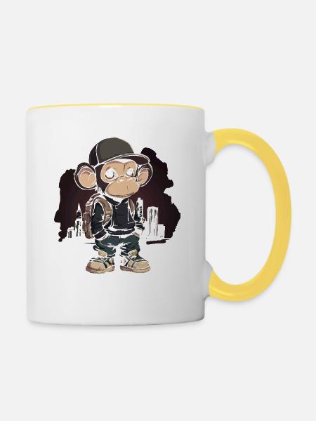 Cooler Affe Mit Basecap Und Rucksack In Urbaner - Tasse zweifarbig - Weiß/Gelb