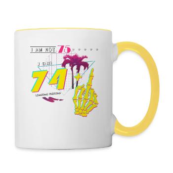 Nicht 75, nur 74 + Flip Off – Retro Style 1950 - Tasse zweifarbig - Weiß/Gelb - Rechts