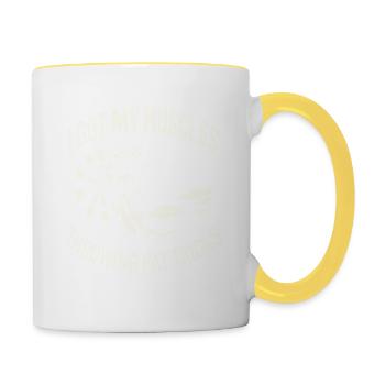 Ich habe diese Muskeln, die Hattricks machen - Tasse zweifarbig - Weiß/Gelb - Rechts