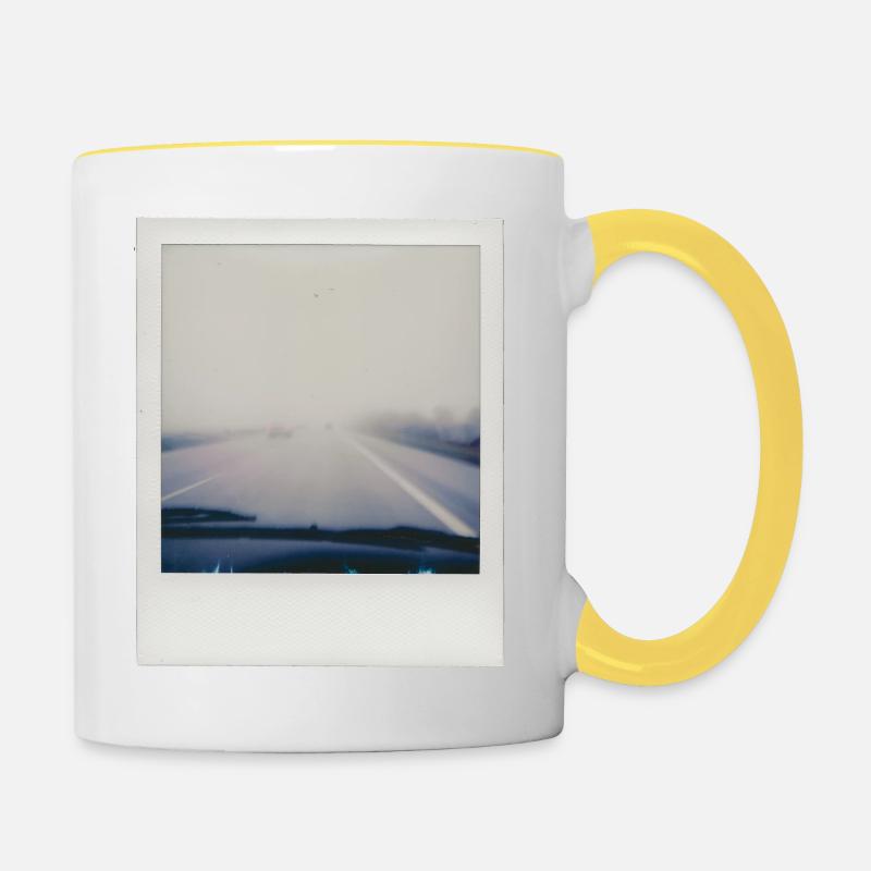 Autoroute brumeuse - Mug contrasté - blanc/jaune
