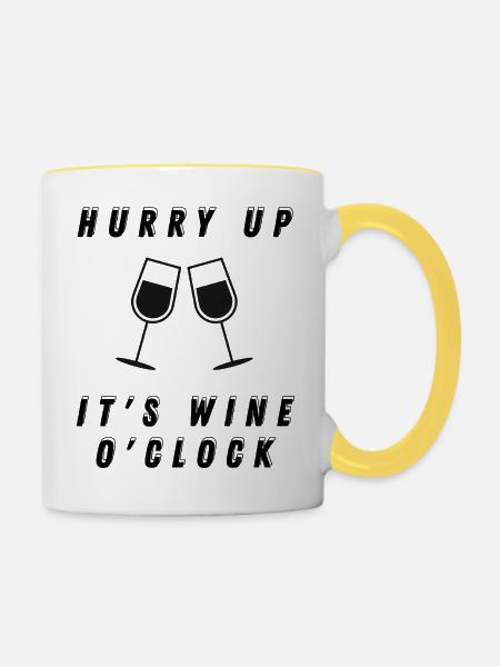Hurry up, it's wine o'clock - Tasse zweifarbig - Weiß/Gelb