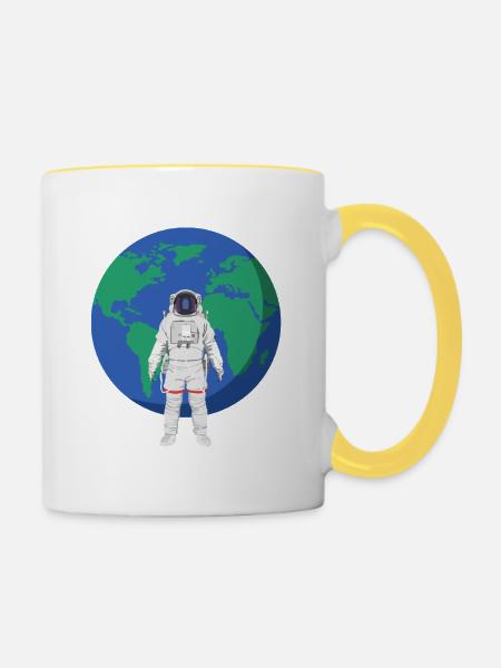 Astronaut vor der Erde - Tasse zweifarbig - Weiß/Gelb