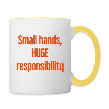 Kleine Hände, riesige Verantwortung Eltern-Spruch - Tasse zweifarbig - Weiß/Gelb - Rechts