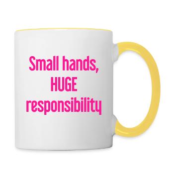 Kleine Hände, riesige Verantwortung Eltern-Spruch - Tasse zweifarbig - Weiß/Gelb - Rechts