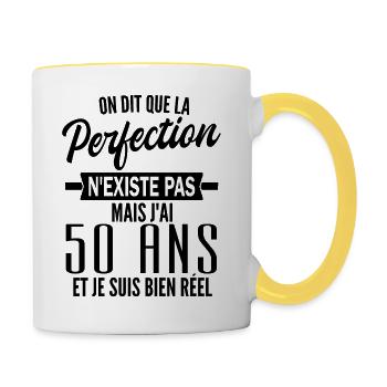 humour anniversaire 50 ans / perfection 50 ans - Mug contrasté - blanc/jaune - Droite