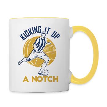 Kicking It Up A Notch Retro Cool Football Designs - Tasse zweifarbig - Weiß/Gelb - Rechts