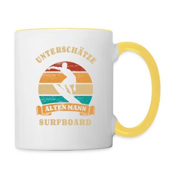 Unterschätze nie einen alten Mann mit Surfboard - Tasse zweifarbig - Weiß/Gelb - Rechts