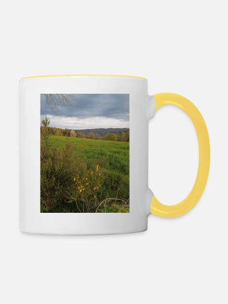 Feld unter grauem Himmel - Tasse zweifarbig - Weiß/Gelb