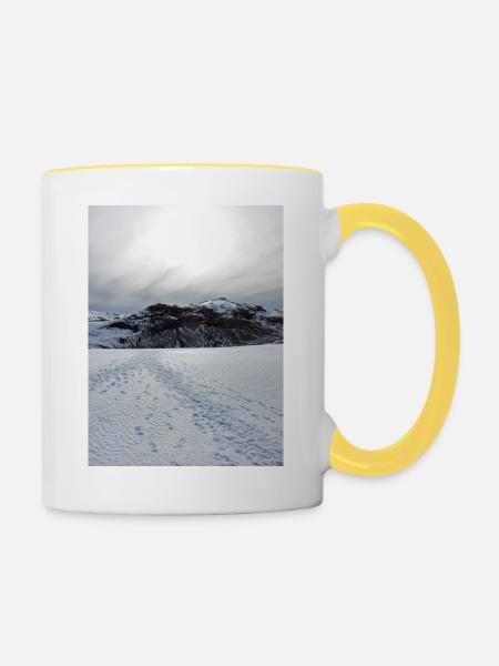 Schneebedeckter Horizont unter blasser Sonne - Tasse zweifarbig - Weiß/Gelb