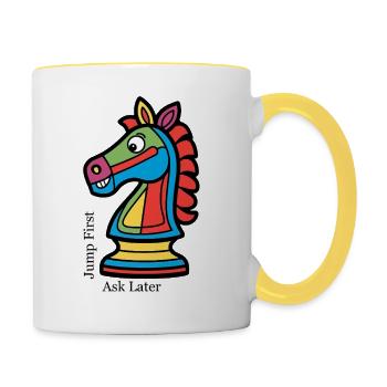 Erst springen, dann fragen – Lustiges Schachritter T-Shirt - Tasse zweifarbig - Weiß/Gelb - Rechts