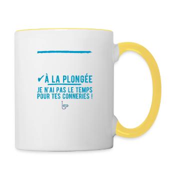 "célibataire à la plongée" t-shirt humour plongée - Mug contrasté - blanc/jaune - Droite