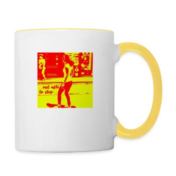 Mädchen skateboarden auf der Straße - Tasse zweifarbig - Weiß/Gelb - Rechts